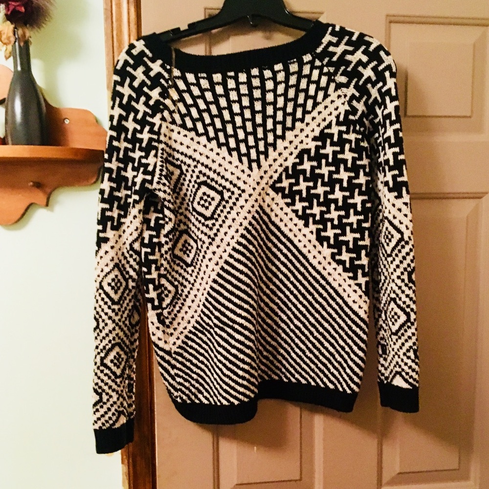 Mi Ami Black and White Patterned Sweater. - Picture 9 of 11